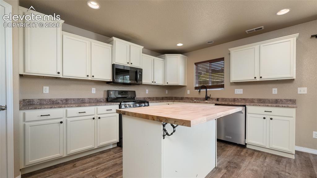 Image 8 of 29: Kitchen