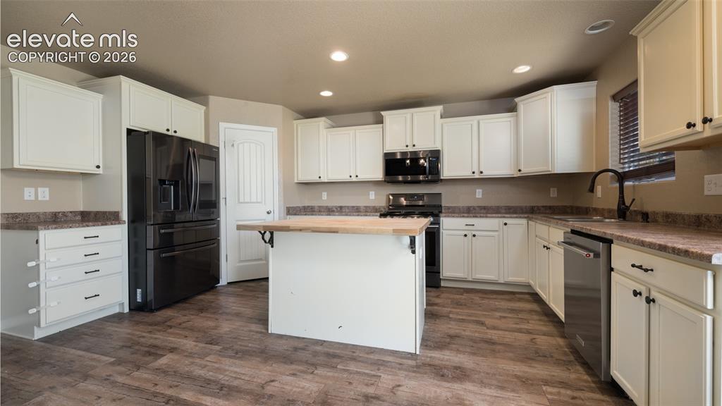 Image 9 of 29: Kitchen