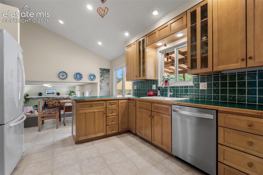 Image 10 of 50: Kitchen