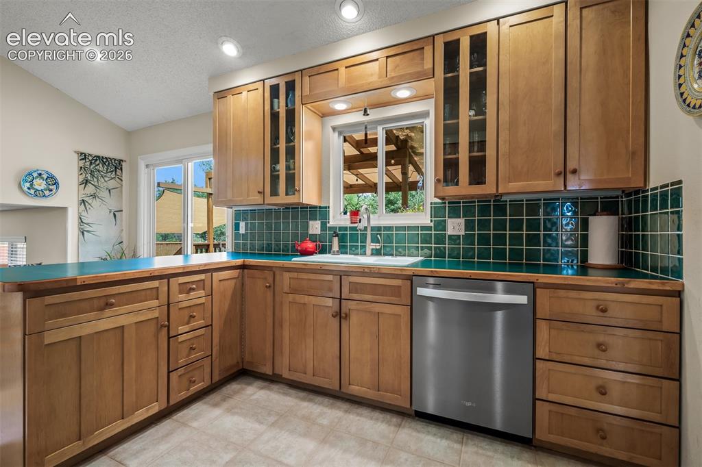 Image 11 of 50: Kitchen