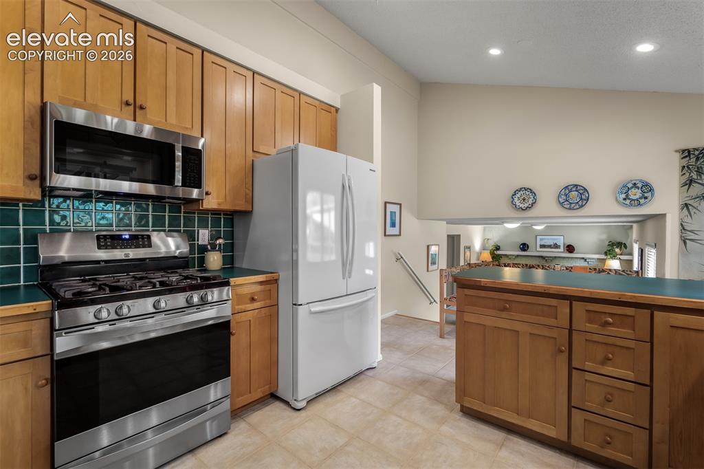 Image 12 of 50: Kitchen