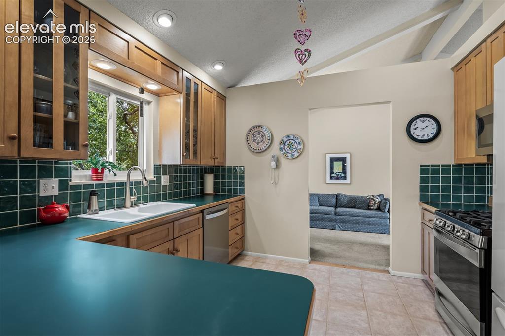 Image 13 of 50: Kitchen