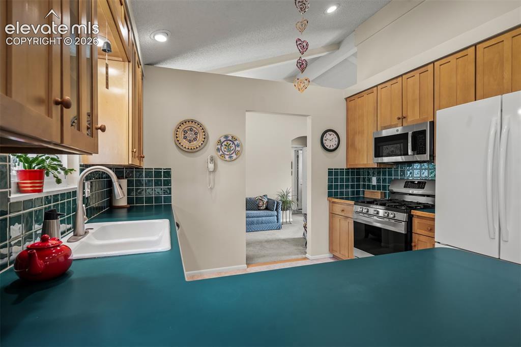 Image 14 of 50: Kitchen