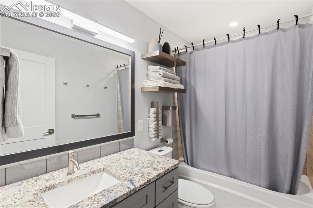 Image 15 of 35: Full Bathroom