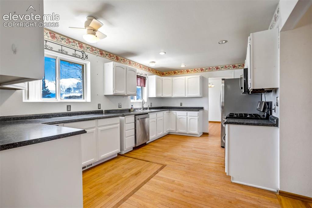 Image 10 of 50: Kitchen