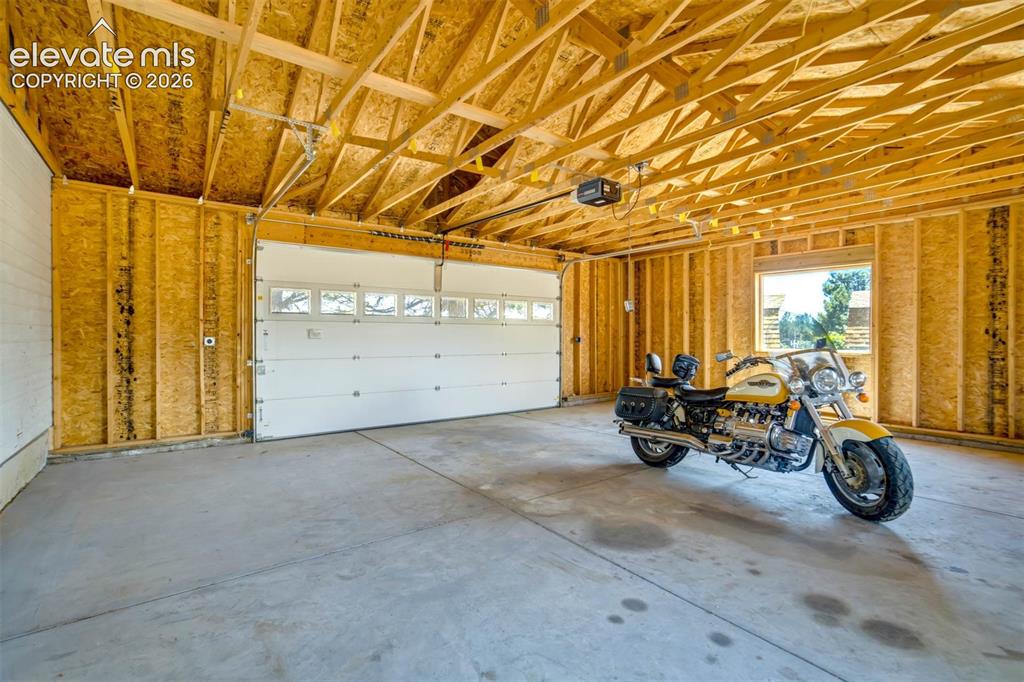 Image 41 of 50: Garage