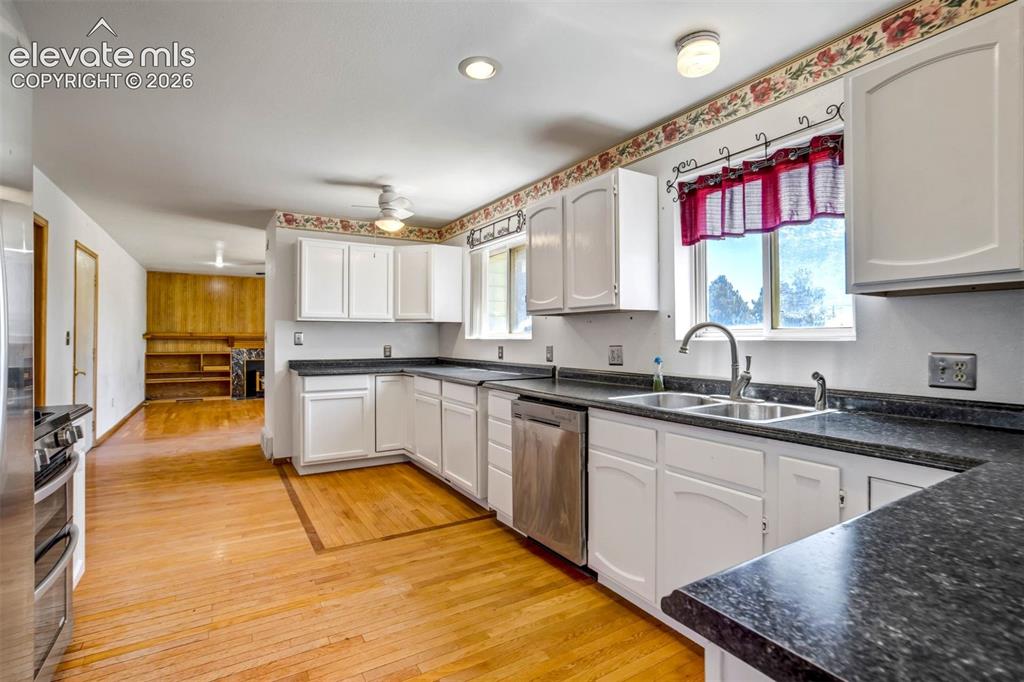 Image 8 of 50: Kitchen