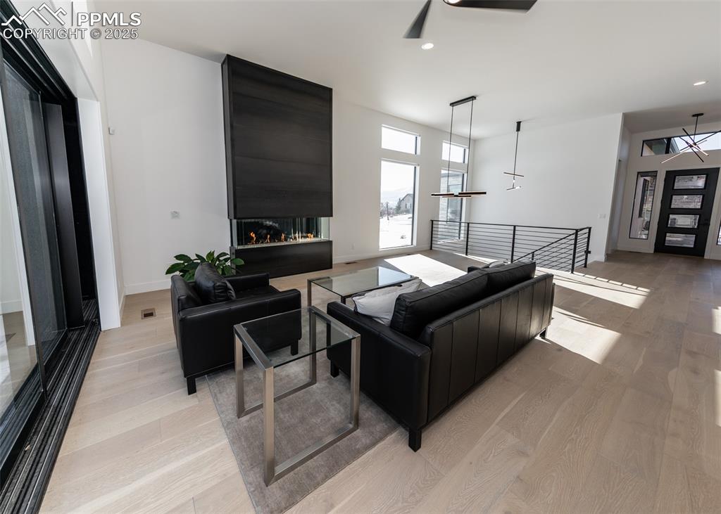 Image 8 of 50: Living Room