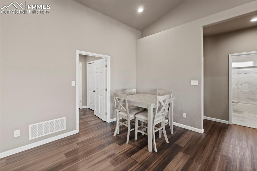 Image 17 of 48: Dining Area