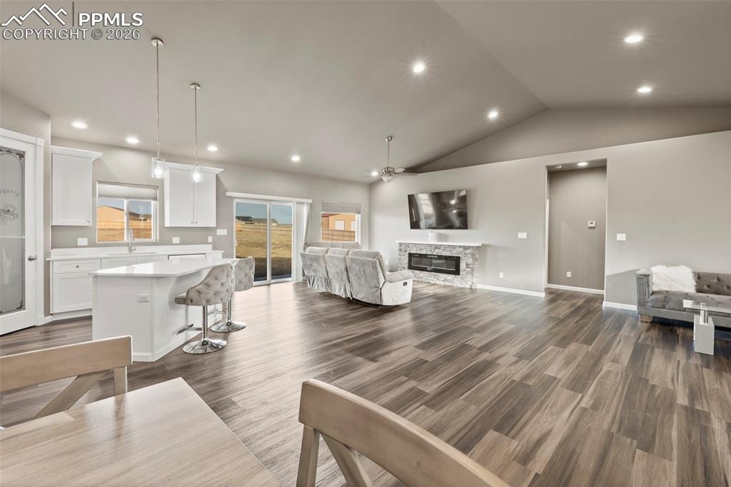 Image 19 of 48: Dining Area