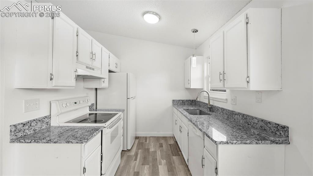 Image 10 of 34: Kitchen