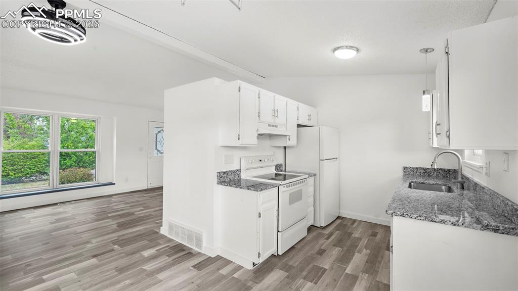 Image 11 of 34: Kitchen
