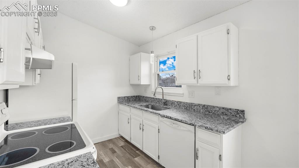 Image 12 of 34: Kitchen