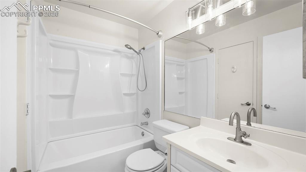Image 16 of 34: Bathroom