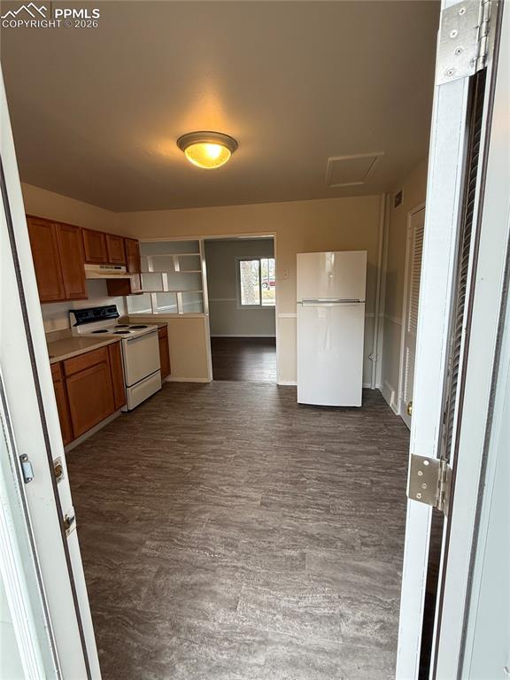 Image 8 of 29: Kitchen