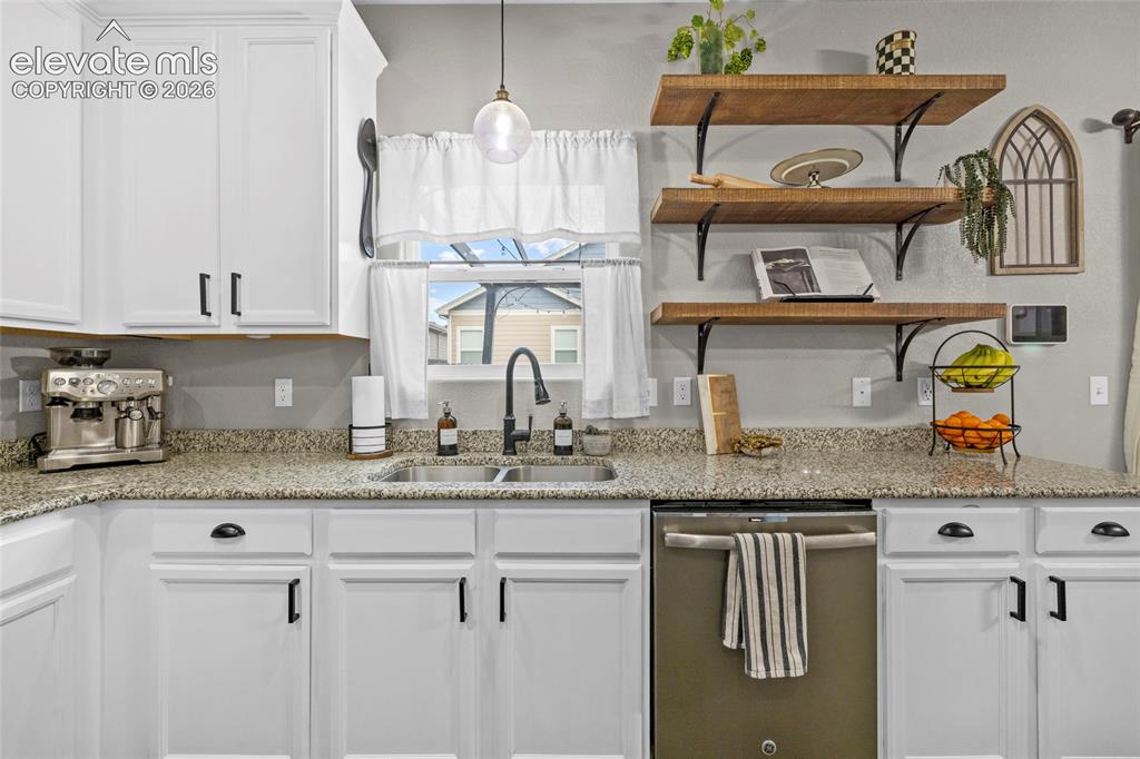 Image 13 of 41: Kitchen