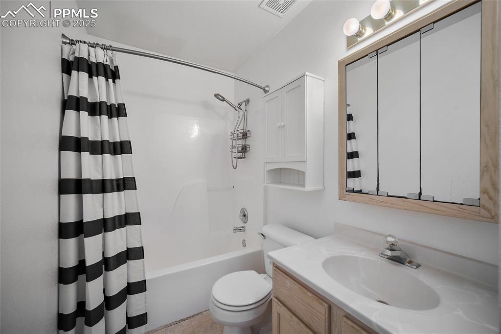 Image 13 of 36: Bathroom