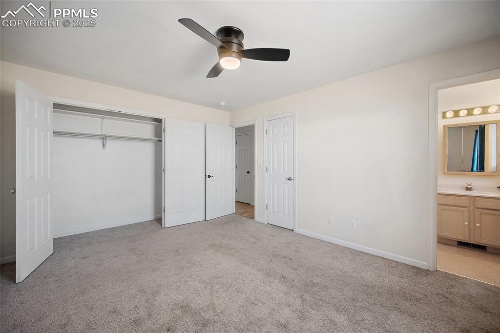 Image 17 of 36: Bedroom