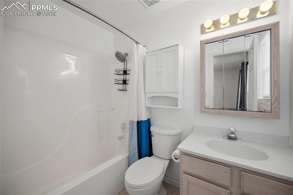 Image 18 of 36: Bathroom