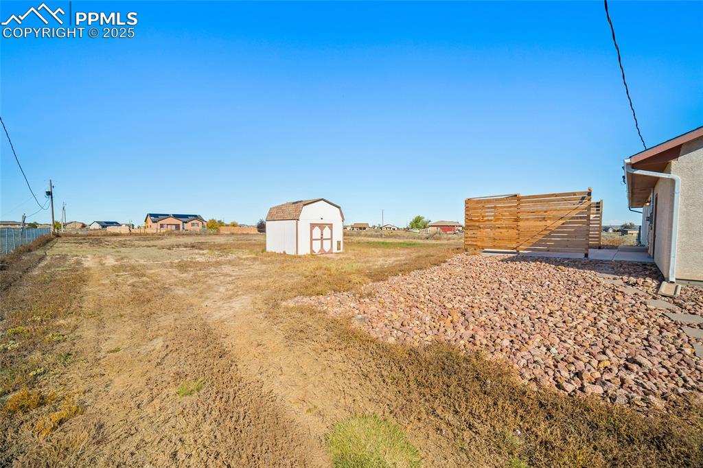 Image 27 of 36: Yard