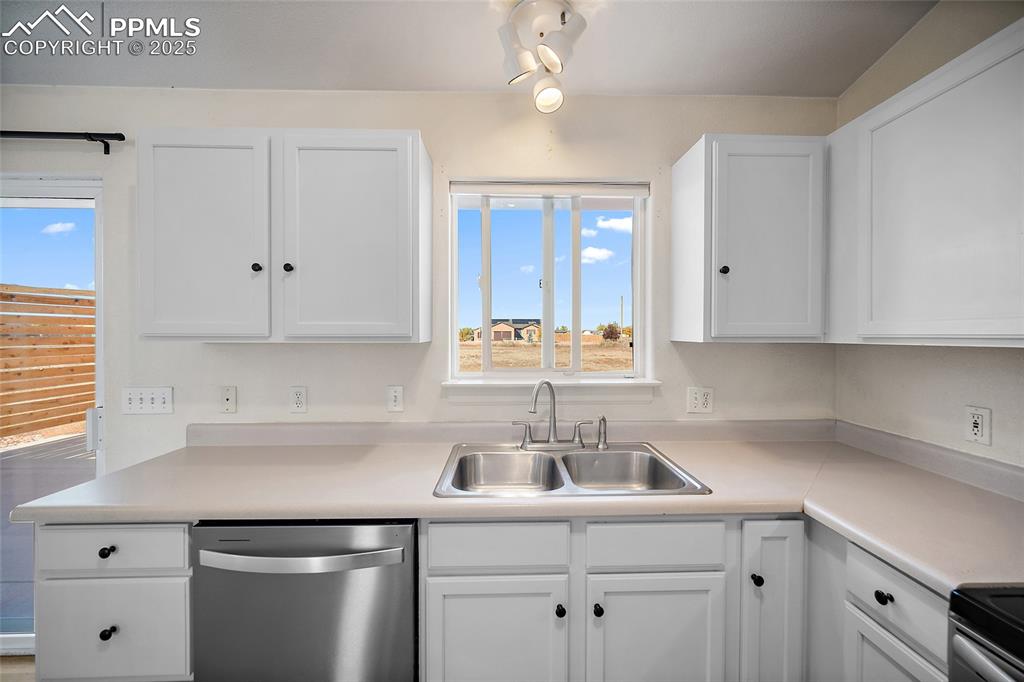 Image 9 of 36: Kitchen