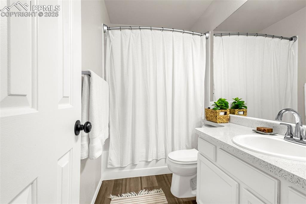 Image 15 of 30: Bathroom