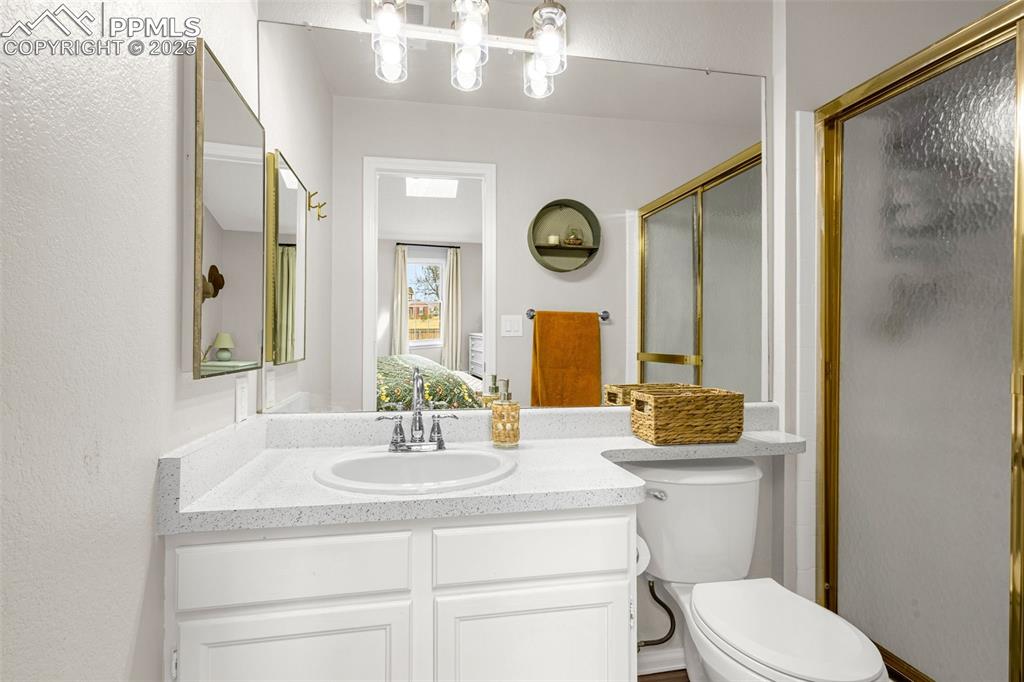 Image 19 of 30: Bathroom