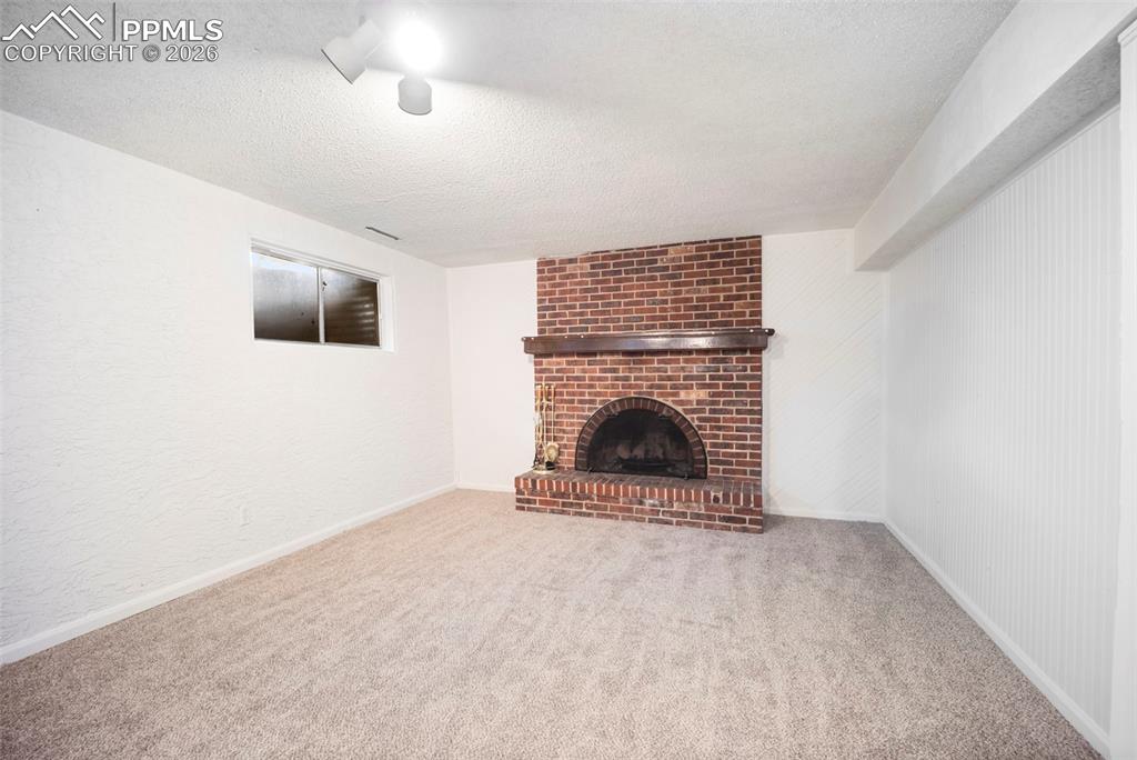 Image 24 of 44: Living Room