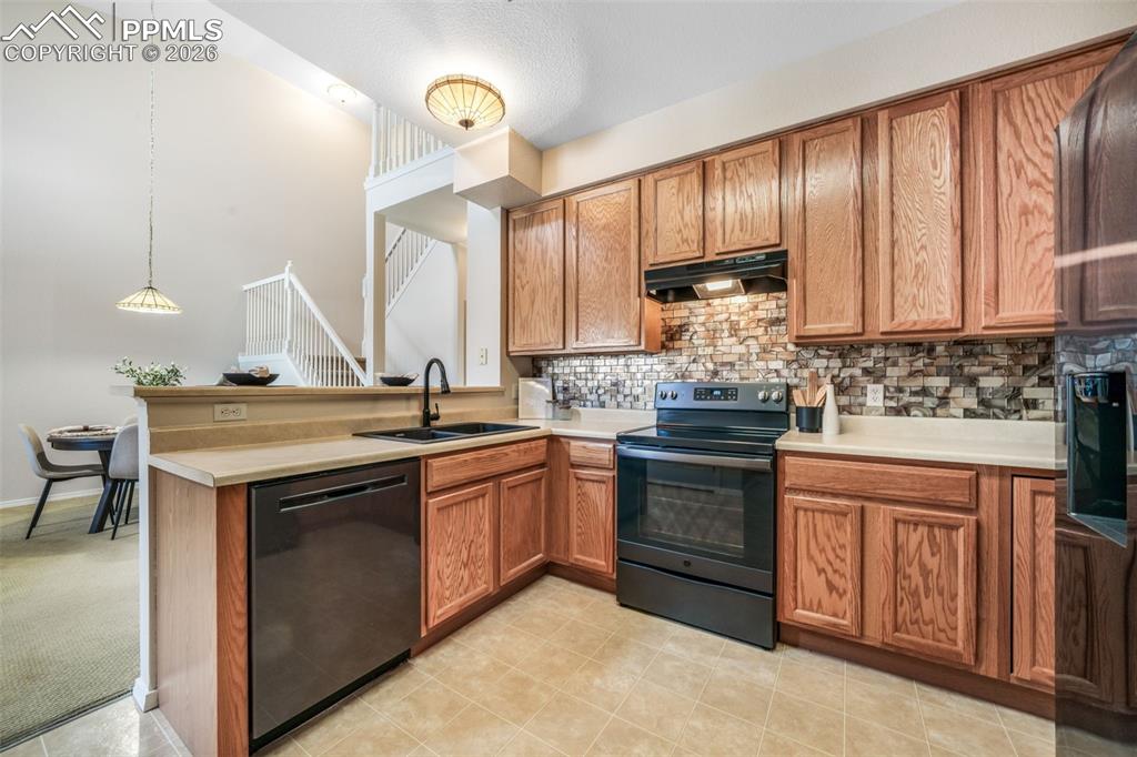 Image 13 of 49: Kitchen