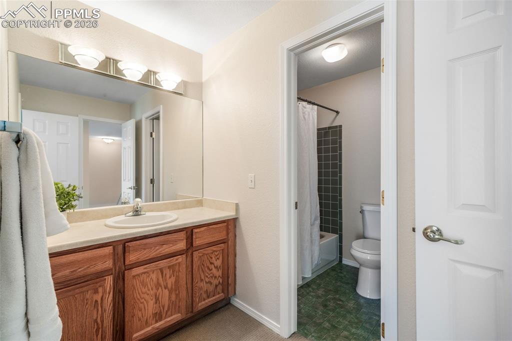 Image 34 of 49: Bathroom