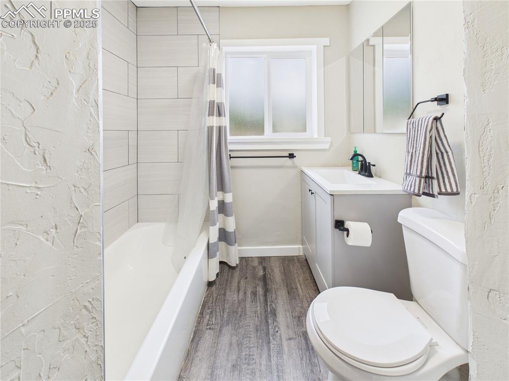 Image 13 of 37: Bathroom