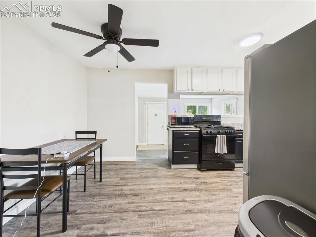 Image 18 of 37: Kitchen