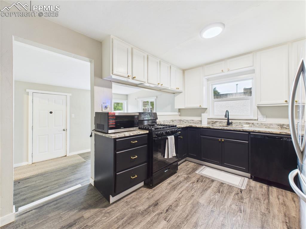 Image 20 of 37: Kitchen