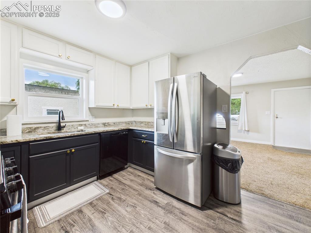 Image 21 of 37: Kitchen