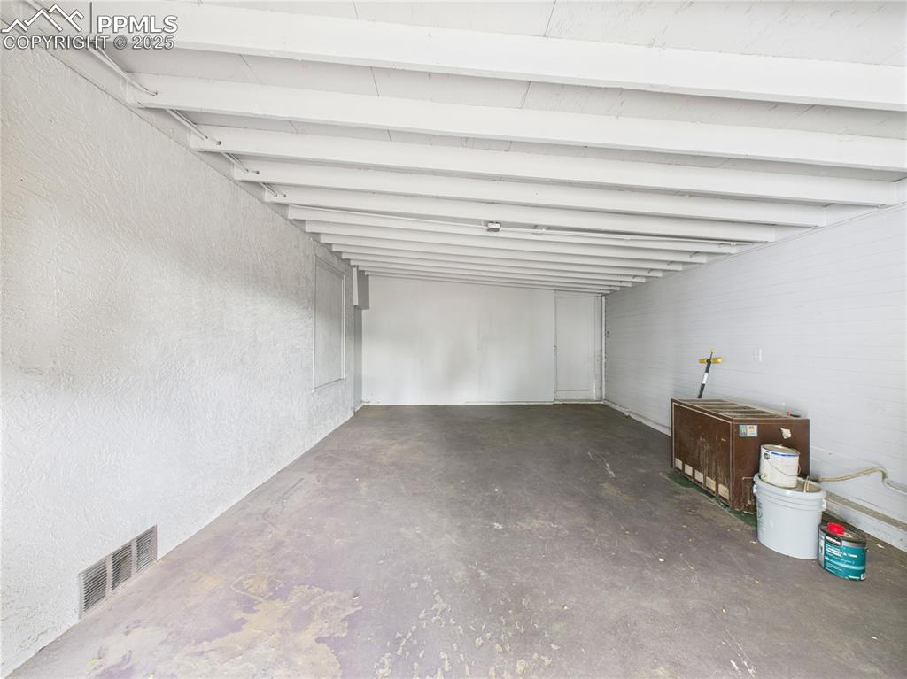 Image 31 of 37: Garage