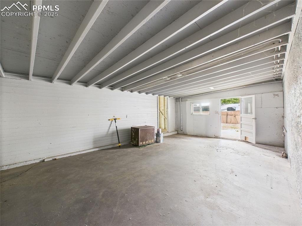 Image 32 of 37: Garage