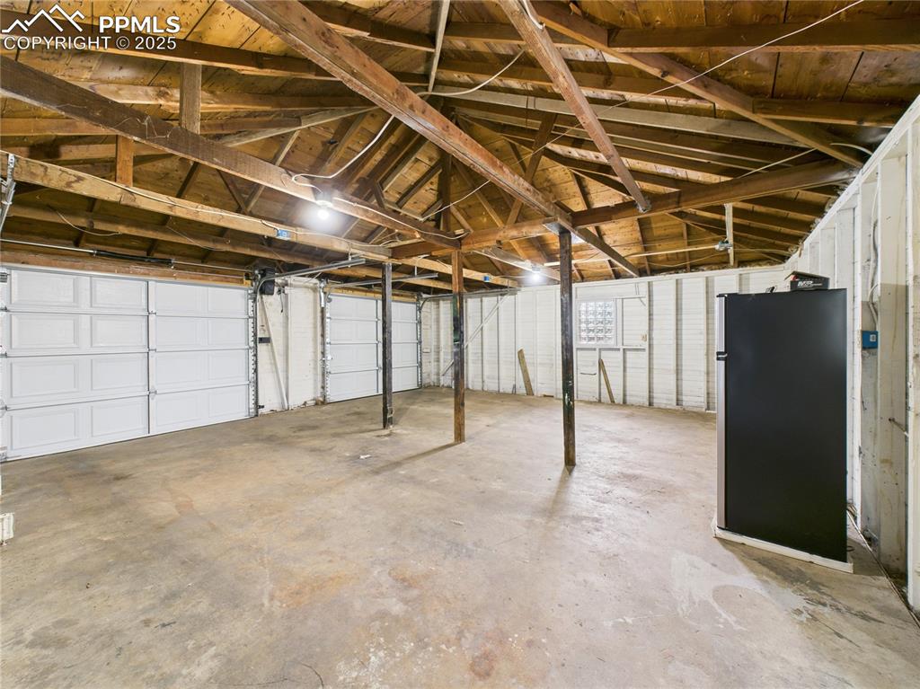 Image 33 of 37: Garage