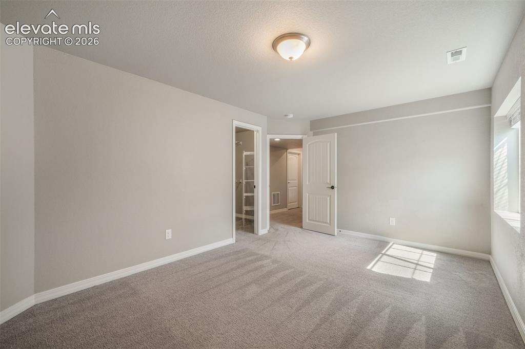 Image 42 of 49: Spacious room