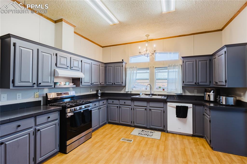 Image 6 of 22: Kitchen