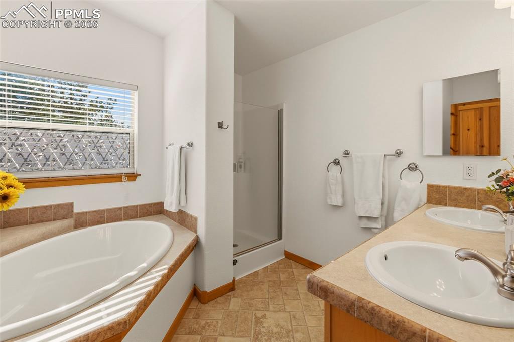 Image 16 of 47: Bathroom