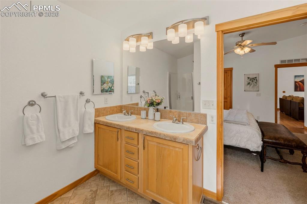 Image 17 of 47: Bathroom