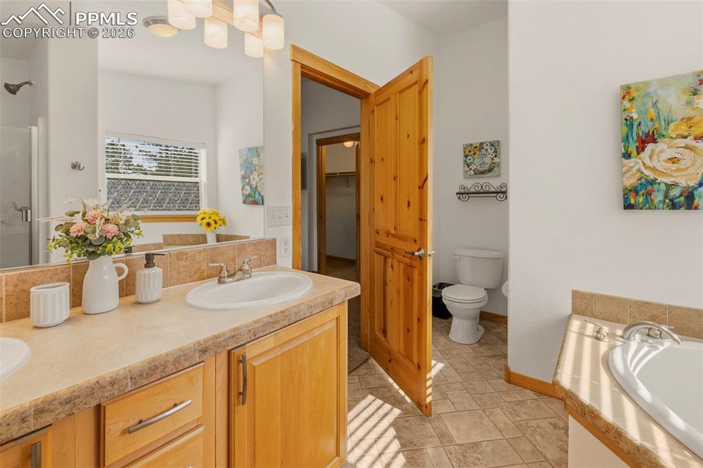 Image 18 of 47: Bathroom