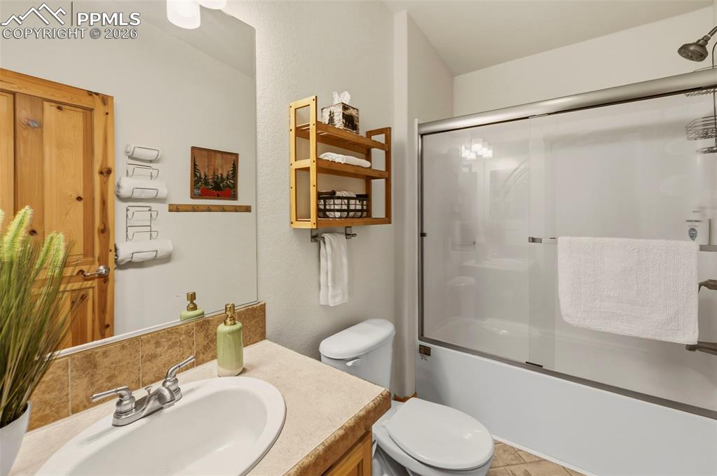 Image 19 of 47: Bathroom