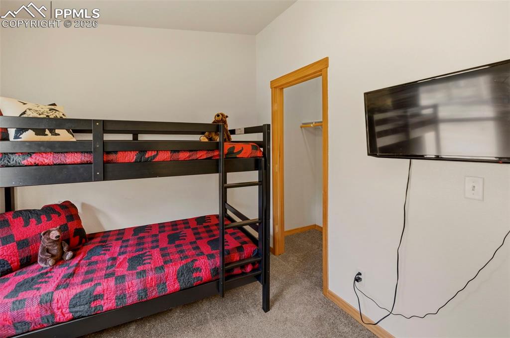 Image 21 of 47: Bedroom