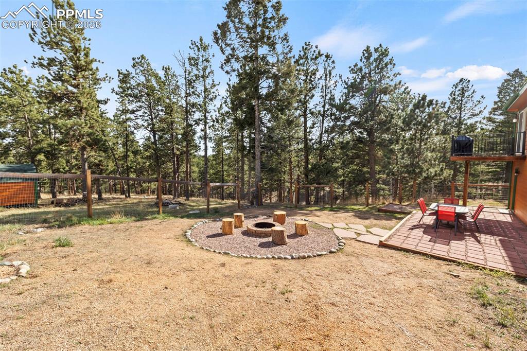 Image 35 of 47: Yard