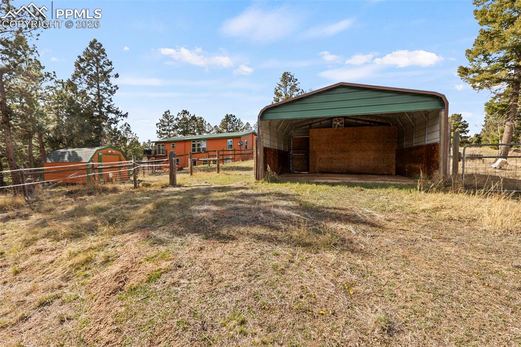 Image 37 of 47: Yard