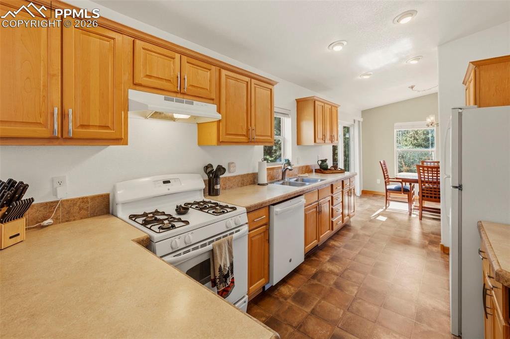 Image 7 of 47: Kitchen