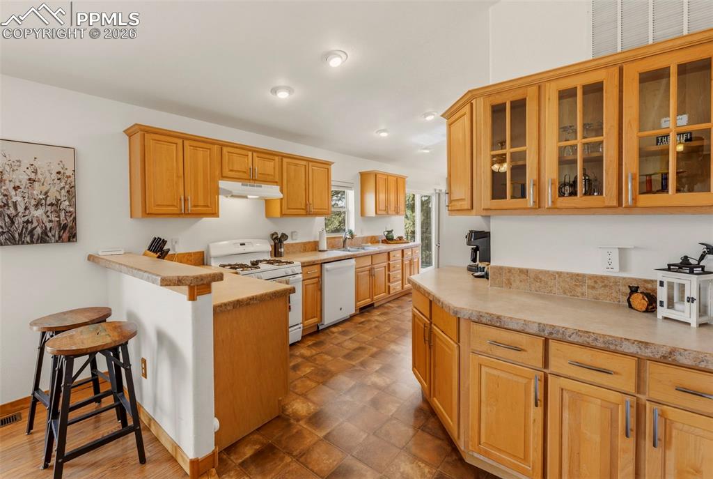 Image 8 of 47: Kitchen