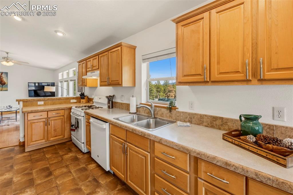 Image 9 of 47: Kitchen