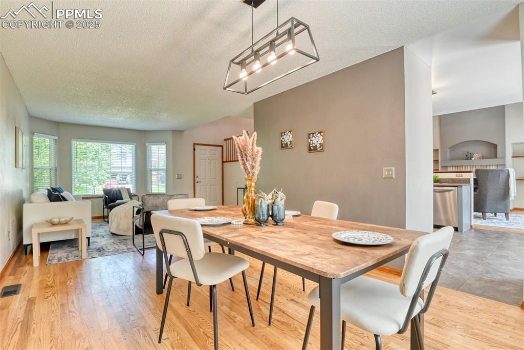Image 10 of 49: Dining Area